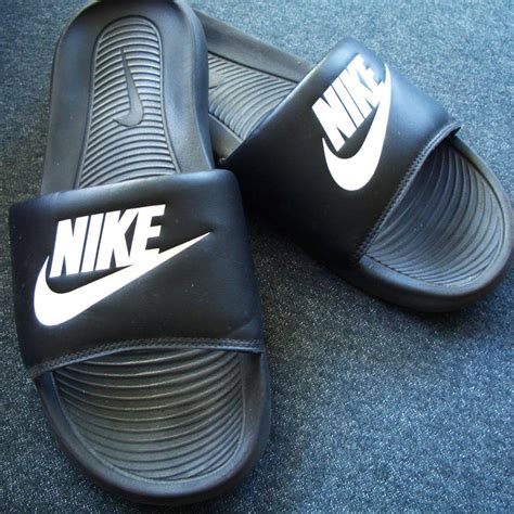 Schwarze Nike Bade